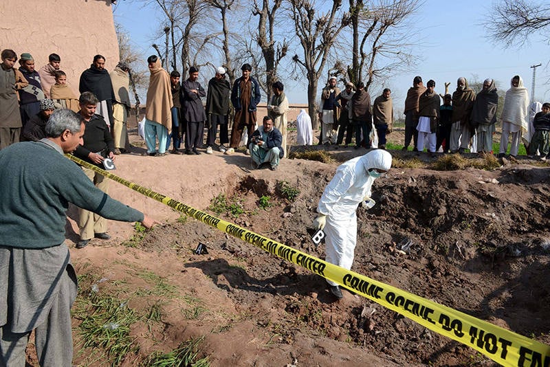 Homens armados mataram nesta quarta-feira (12) nove membros de um comitê
anti-talibã na região noroeste do Paquistão, no momento em que o governo
tenta negociar a paz com os rebeldes islamitas.

O ataque foi
executado por quase 20 homens armados contra uma casa de Mashujel,
localidade na saída de Peshawar, a grande cidade do noroeste do país,
perto do Afeganistão.

Segundo a polícia, os criminosos, ainda não identificados, separaram os
homens de suas famílias, mataram as vítimas e fugiram do local
