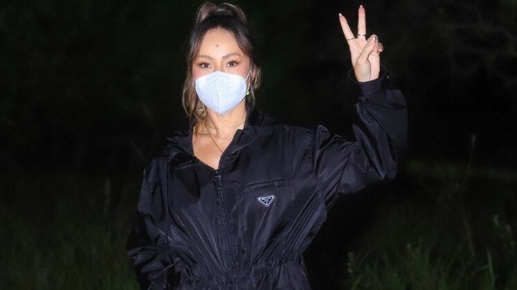 Enquanto a apresentadora observa o jogo, o comandante terá que tomar importantes decisões para a equipe