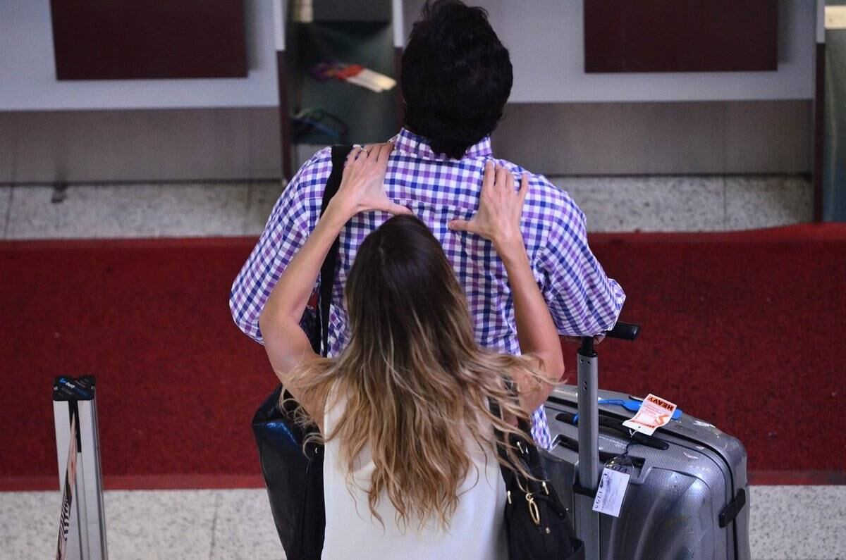 Na fila para o check in, Luhanna Melloni fez massagem nas costas do bonitão