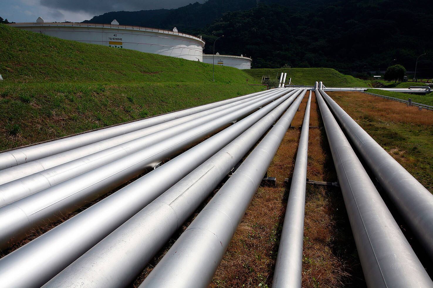 Oleodutos são utilizados para o fornecimento de combustível nos dois maiores aeroporto do país