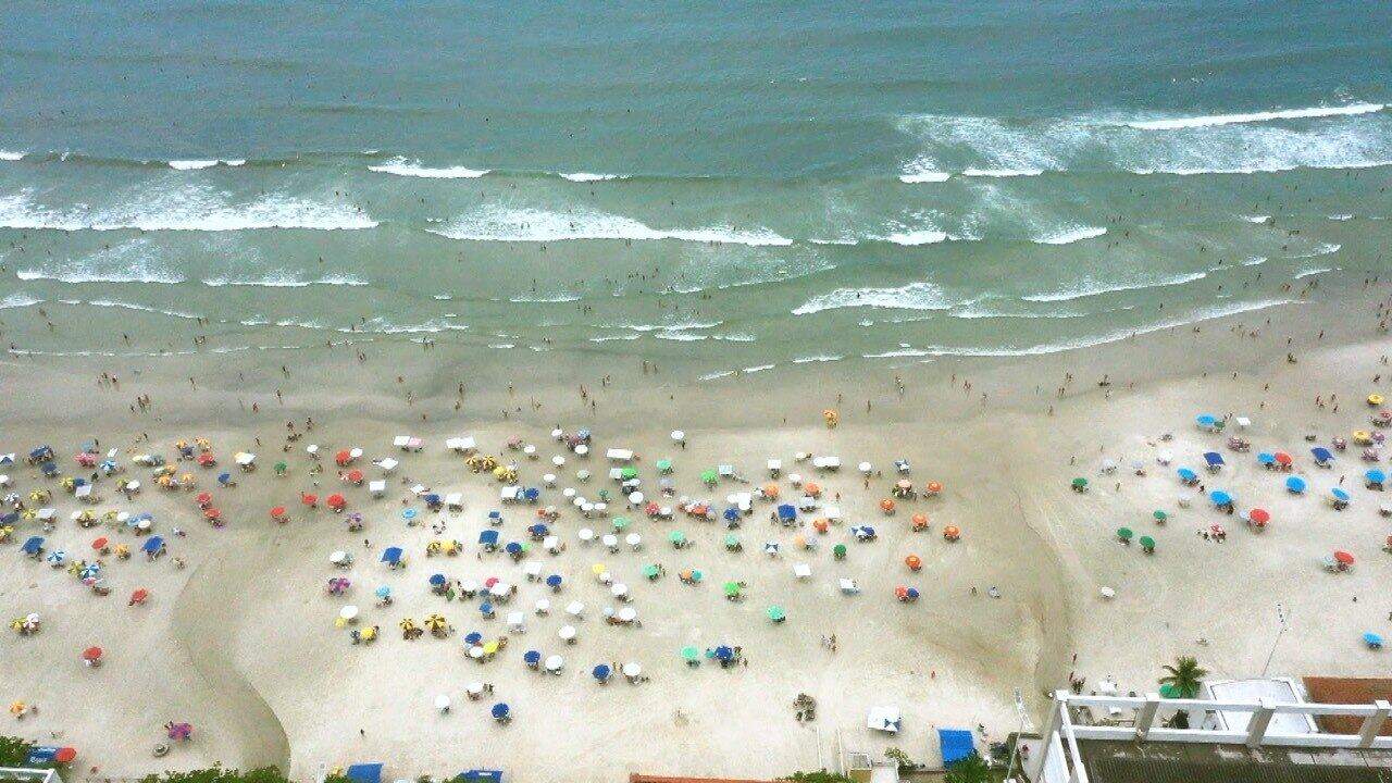 Em plena pandemia, a reportagem mostra faixas de areia lotadas de gente
