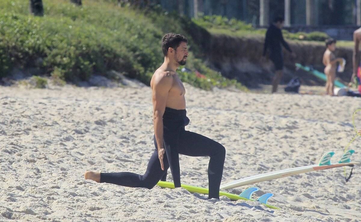 Cauã Reymond é fotografado em dia de surfe no Rio