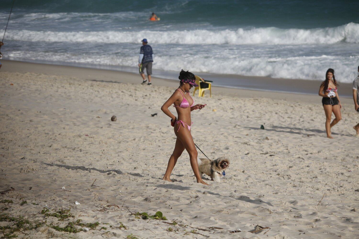 Munik mostra suas novas próteses de silicone em dia de praia no Rio