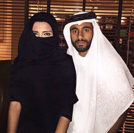 O casal aproveitou as férias para conhecer Dubai e até tirou onda ao se fantasiar para a foto