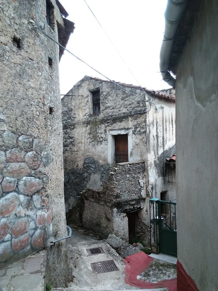 Ele não esconde seu temor de que a cidade pode até se desfazer se medidas não forem tomadas, segundo sua visão. A questão relaqtiva a Sellia vale também para o resto da Itália
