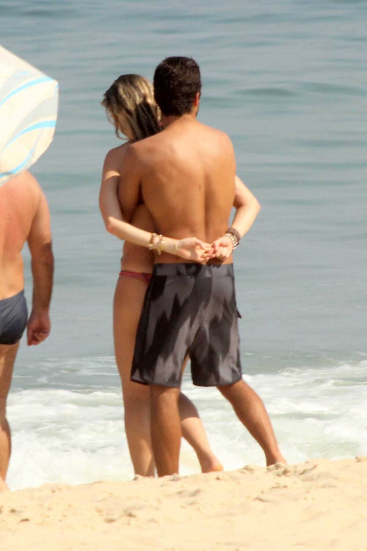 Casal aproveitou o bom tempo para da um mergulho no mar