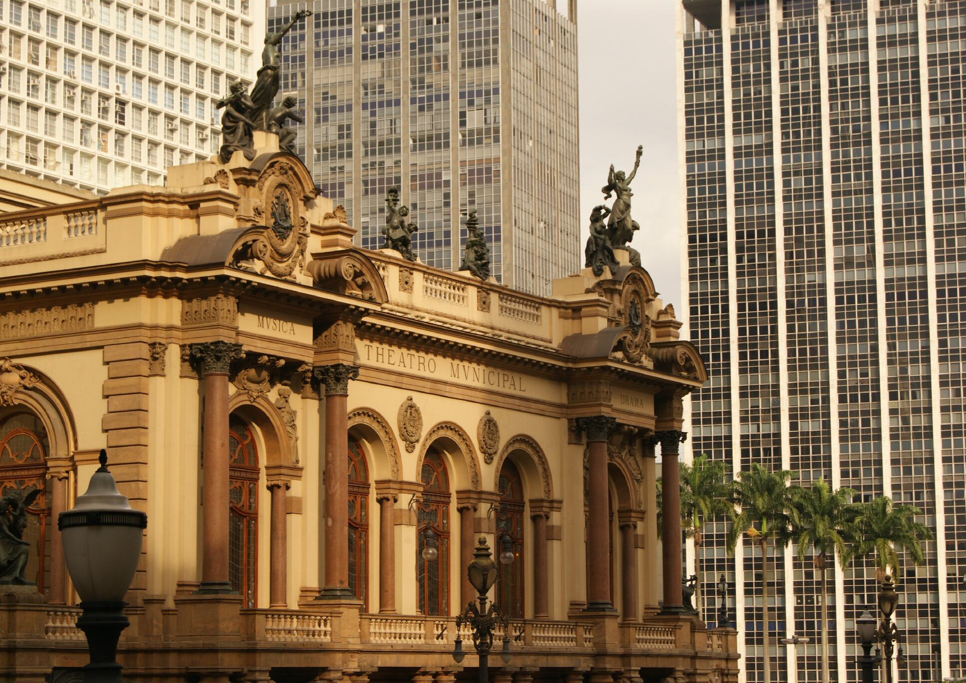 Theatro Municipal, obra datada de 1911 e construída pelo escritório do arquiteto Ramos de Azevedo, que dá nome à praça onde está localizado