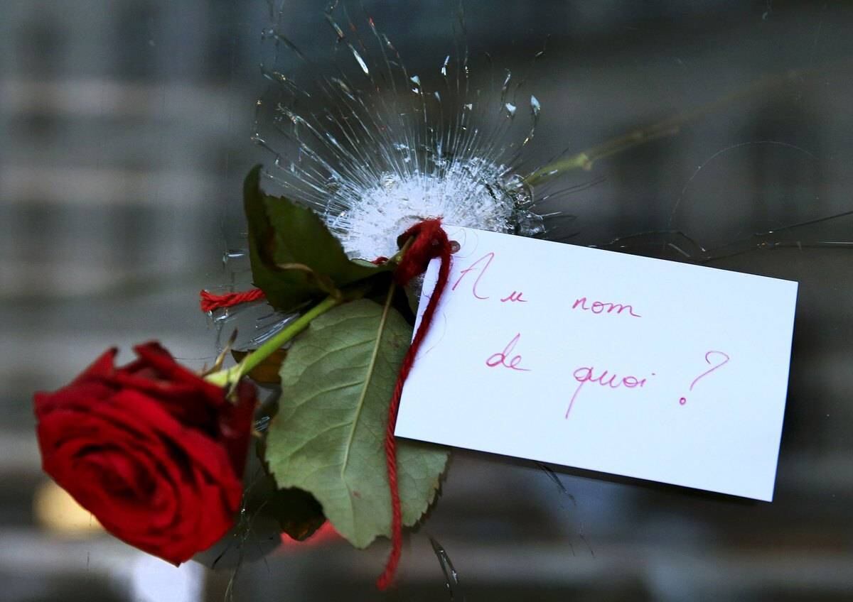 Uma rosa foi colocada no buraco feito por bala em um dos restaurantes alvo dos terroristas. Junto com a flor, um bilhete com a pergunta: "em nome de quê?"