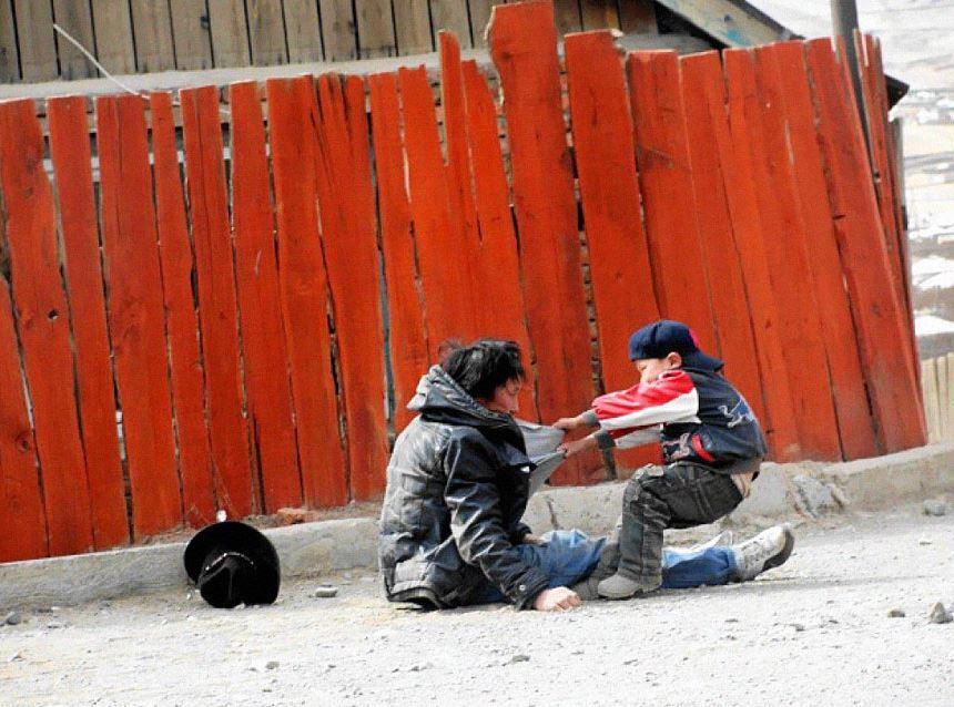 Um menino, de quatro anos, se tornou o super herói do próprio pai.

Depois de passar horas em um bar, o homem caiu no meio da estrada, bêbado, mas o menino não desistiu do pai. Ele ficou arrastando o pai por horas, para que ele não ficasse em um lugar perigoso
