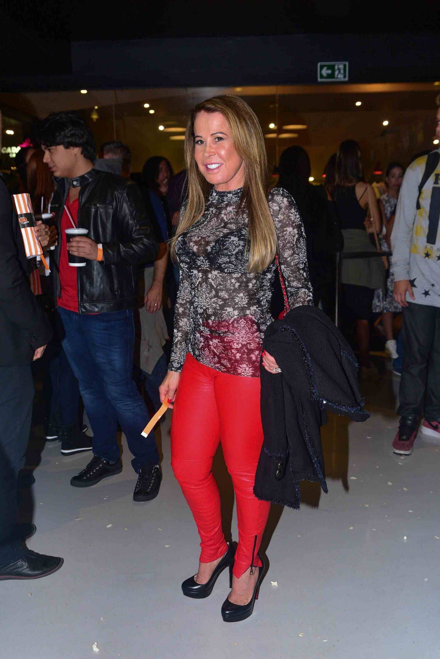 Zilu escolheu uma roupa bem sensual para acompanhar a pré-estreia do filme que tem sua filha no elenco 