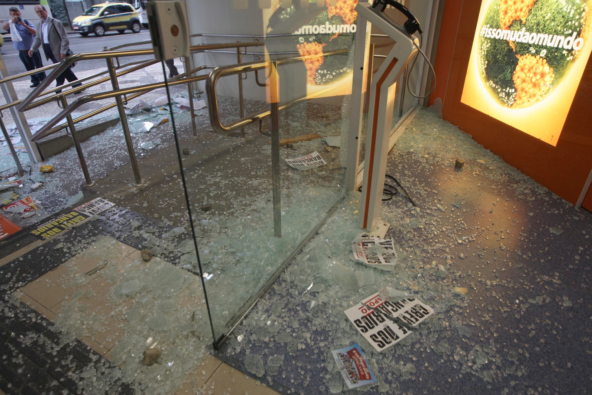 O confronto entre policiais militares e professores municipais, apoiados por black blocs, durante a votação do plano de carreira da categoria na tarde de terça-feira (1º) deixou rastro de destruição no centro do Rio de Janeiro. Bancos foram destruídos.

Os agentes lançaram bombas contra manifestantes e o entorno da Câmara, na Cinelândia (centro), se tornou um campo de batalha. Ao menos 17 manifestantes foram detidos, segundo a PM. Já a Polícia Civil diz que cinco pessoas foram encaminhadas para a 5ª DP e a 17ª DP — duas permaneceram presas (uma delas era foragida da Justiça e outra tinha um mandado de prisão).

O plano, votado em caráter de urgência, teve 36 votos a favor e três contra. O plano, criticado pela categoria, foi sancionado na manhã desta quarta (2) pelo prefeito Eduardo Paes