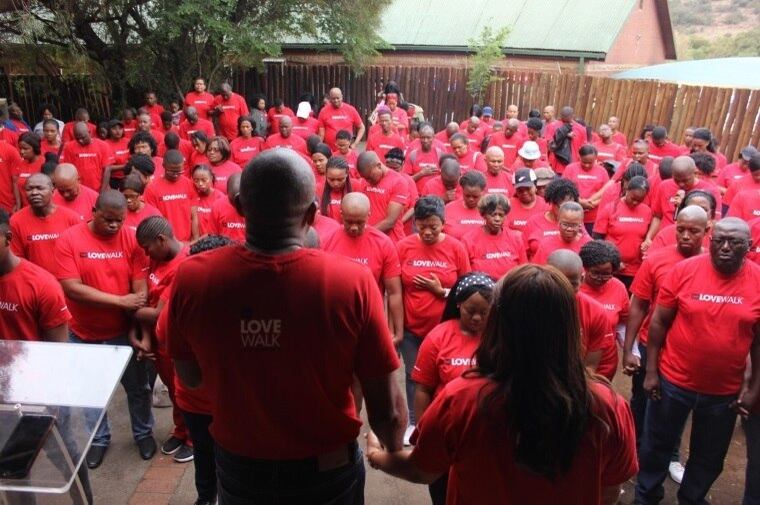 Um momento de oração na Caminhada do Amor em Bloemfontein, na África do Sul