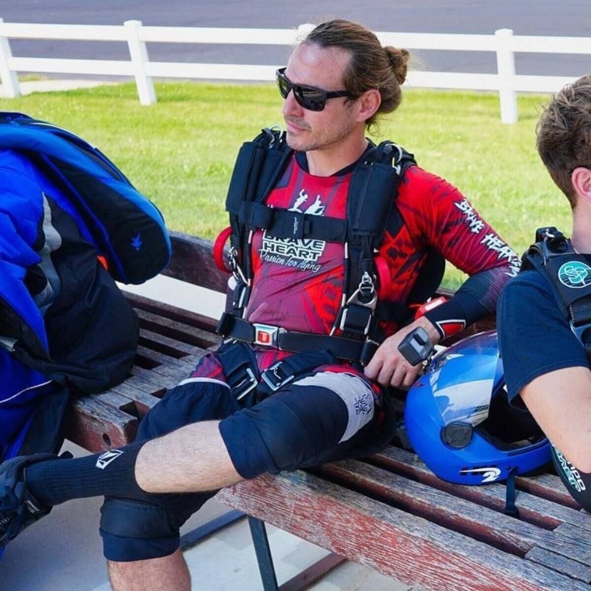 Brasileiro morre após colisão no ar durante salto de paraquedas