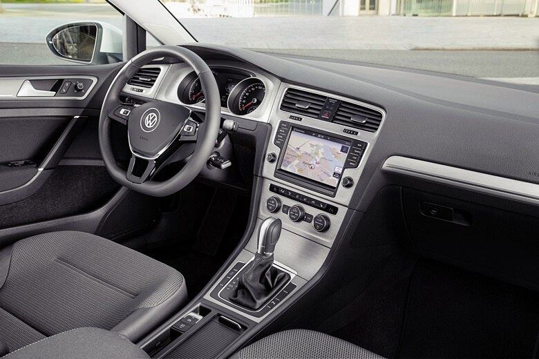 Por dentro, o Golf BlueMotion mantém uma oferta de equipamentos e o acabamento mais sofisticado, com molduras metálicas e revestimento emborrachado (de superfície macia) em todo o painel