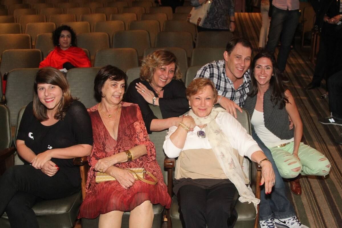 Amigos e a família Goulart posando para a foto