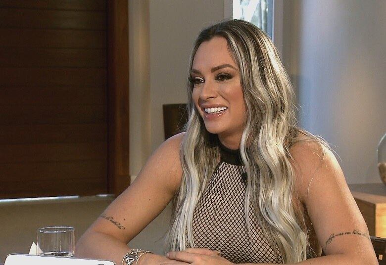 A loira responde com muita sinceridade as perguntas do Gugu durante a entrevista