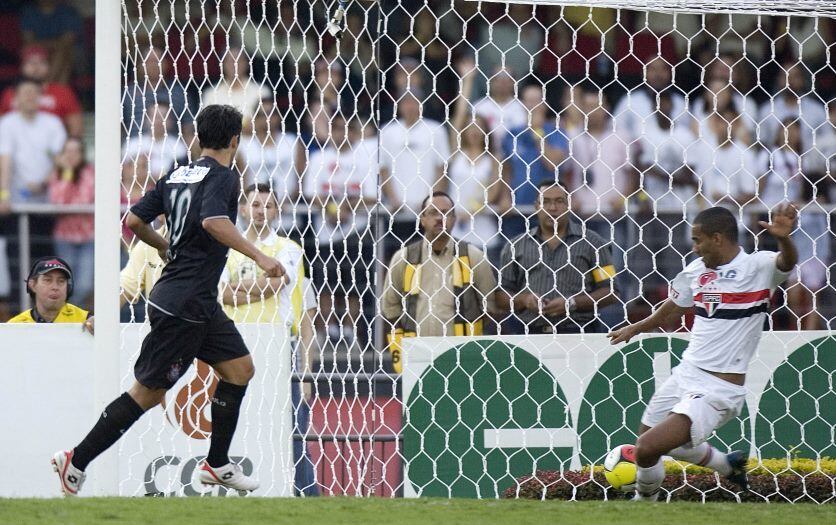 O São Paulo é o maior freguês de Mano Menezes. Em 10 partidas, juntando a primeira passagem com a segunda, são 5 vitórias, uma derrota e quatro empates