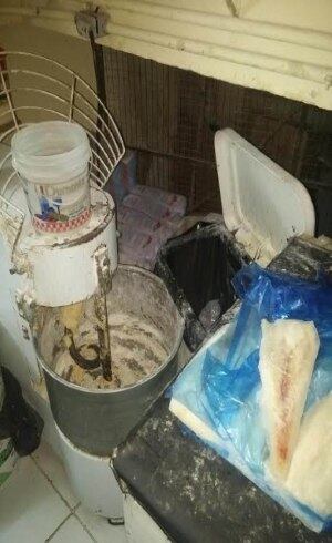 Havia sujeira e alimentos vencidos