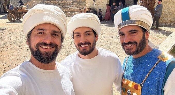 Danilo Sacramento, Matheus Chequer e Gustavo Canovas nos bastidores da série