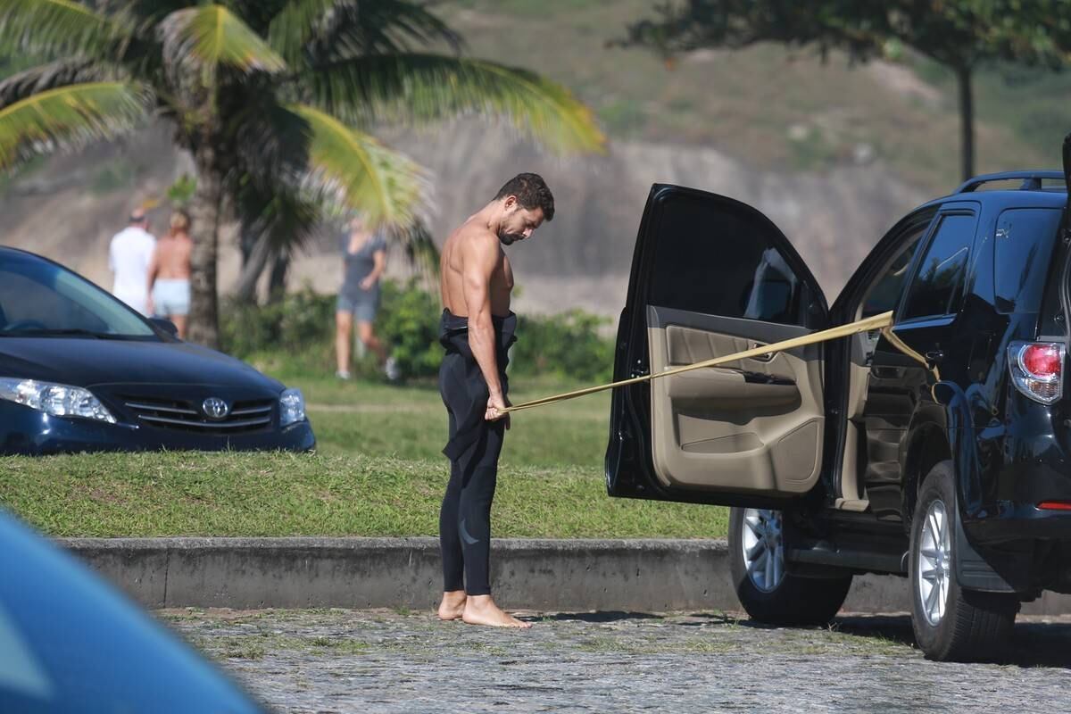 Cauã Reymond surfou no Recreio dos Bandeirantes nesta segunda-feira (21)