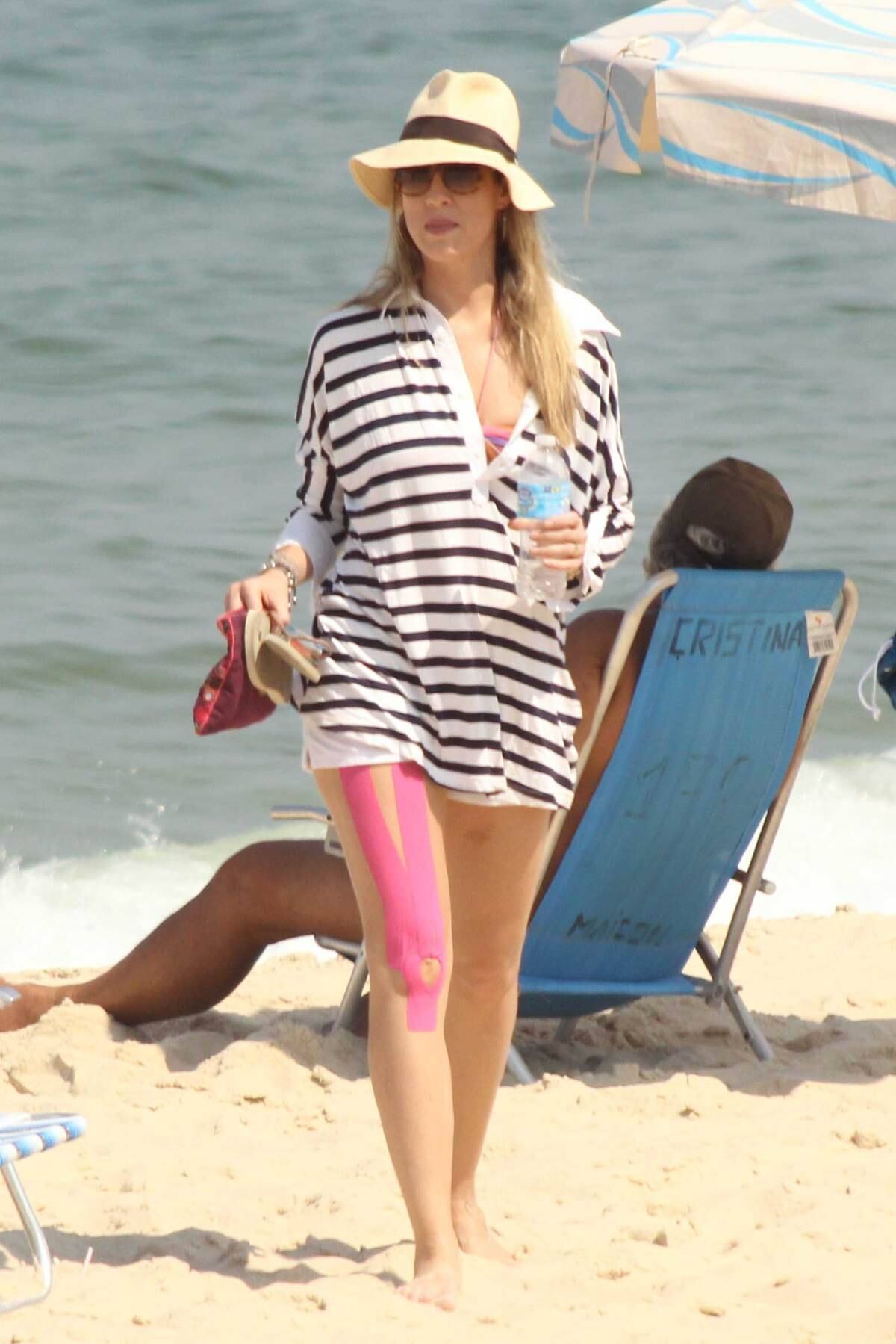 Luana Piovani e Pedro Scooby curtem dia de praia no Rio de Janeiro