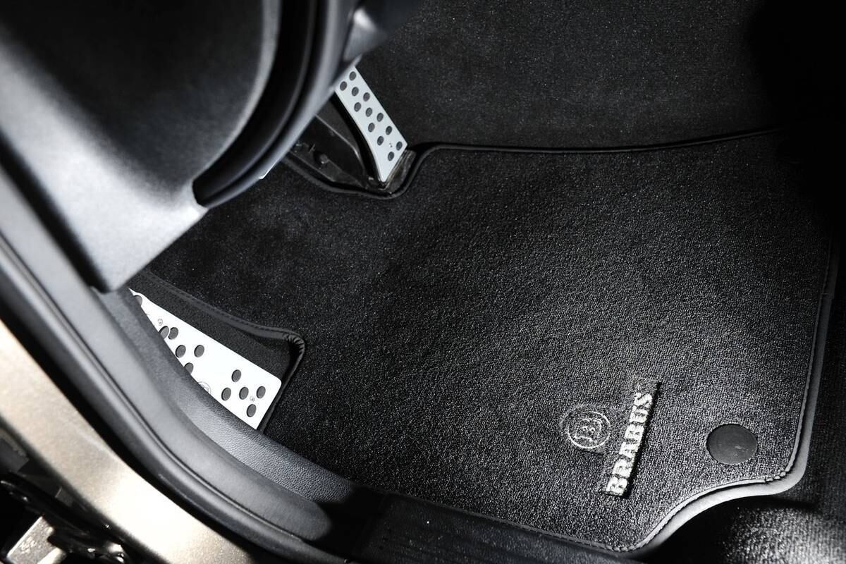 O pacote de modificações é completo e inclui uma série de equipamentos exclusivos, como tapetes e pedaleiras
Saiba tudo sobre carros! Acesse R7.com/carros
E confira os melhores preços de novos e usados em r7.icarros.com.br