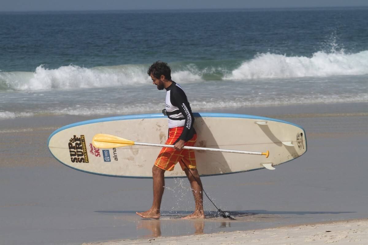 Bruno Gagliasso e Ricardo Pereira praticam stand up paddle na praia da Barra da Tijuca, no Rio