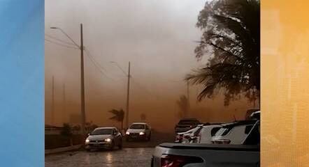 Poeira encobriu os carros na cidade
