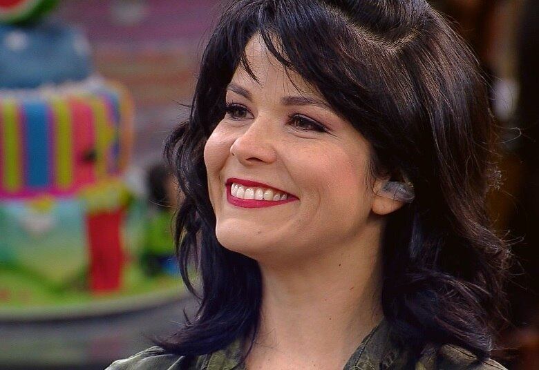 Para ajudar a avaliar os bolos, Buddy convida a atriz Samara Felippo para participar do reality