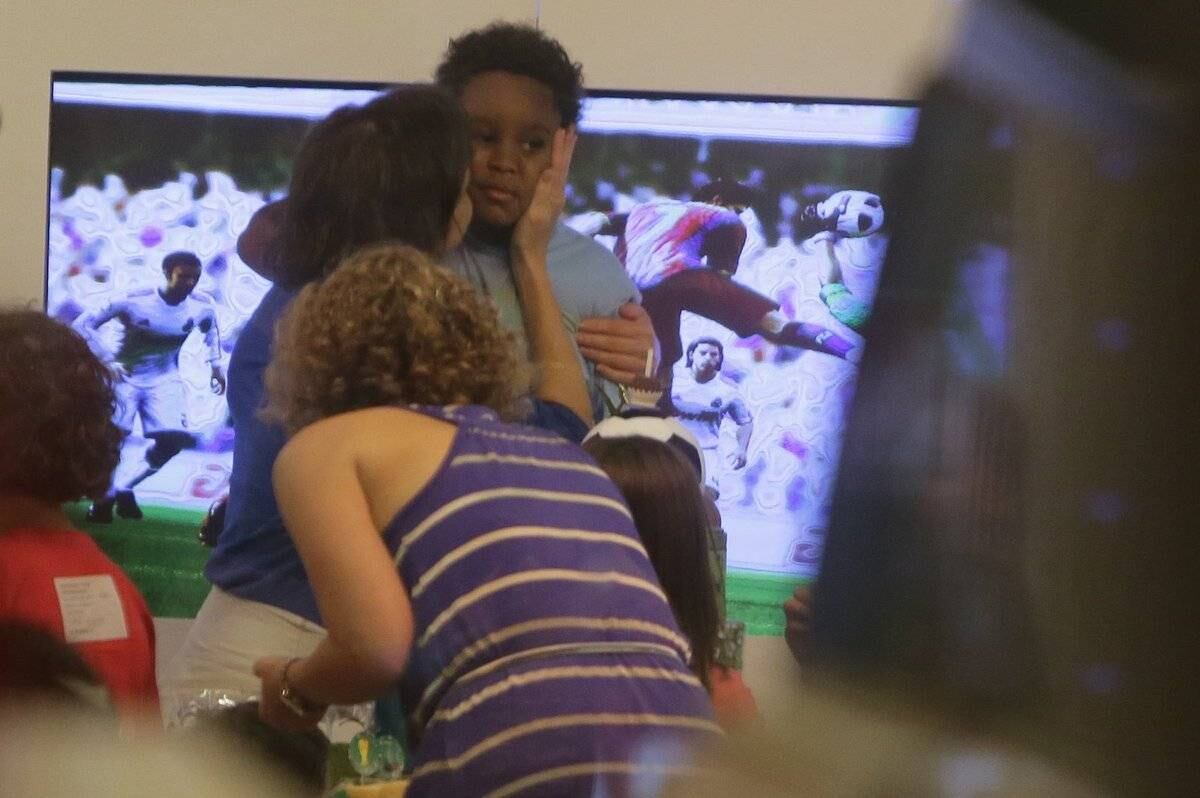 Drica Moraes comemora aniversário do filho adotivo em parque infantil
