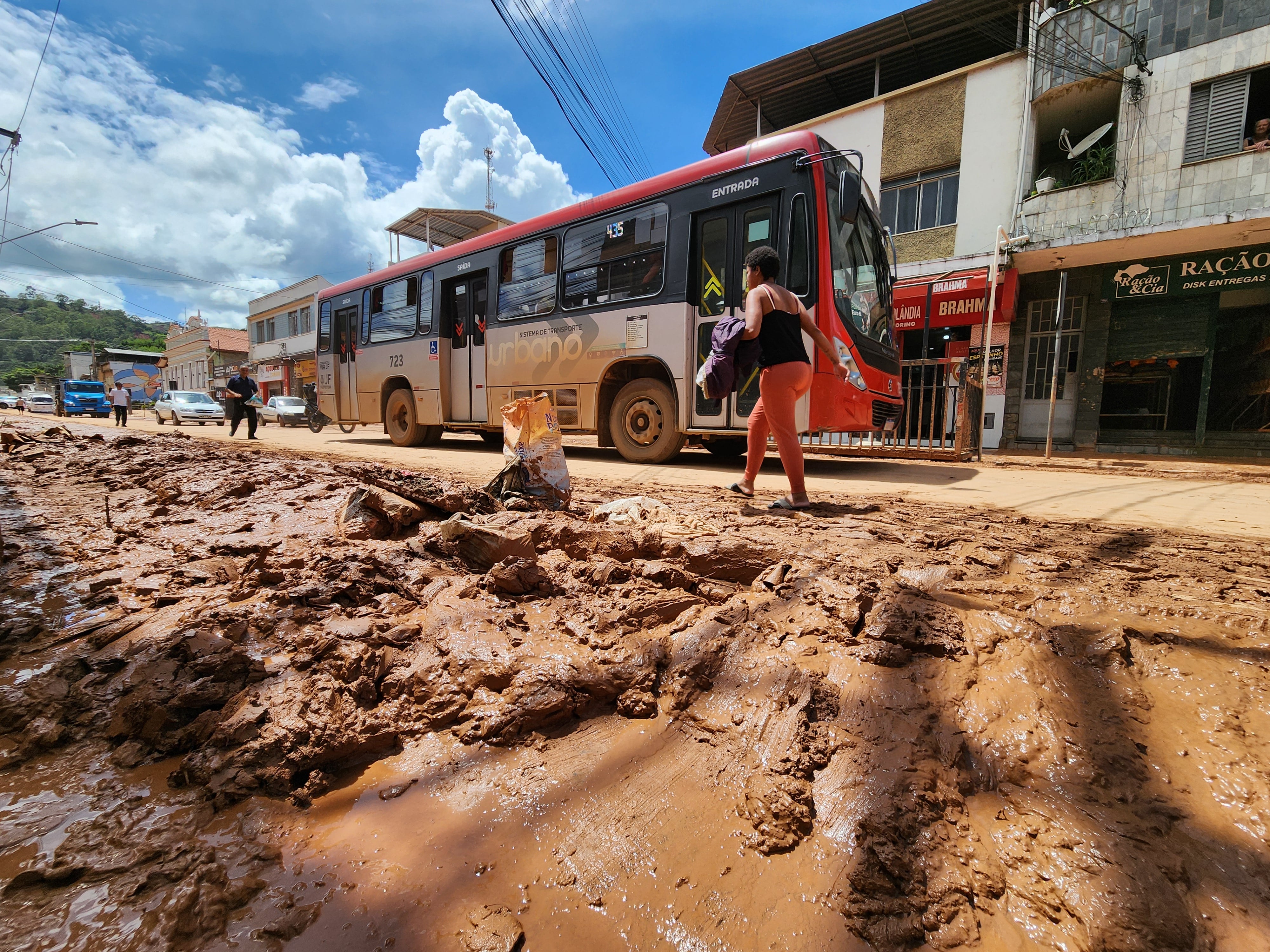 Lama toma conta de rua após enchente em Juiz de Fora (MG)