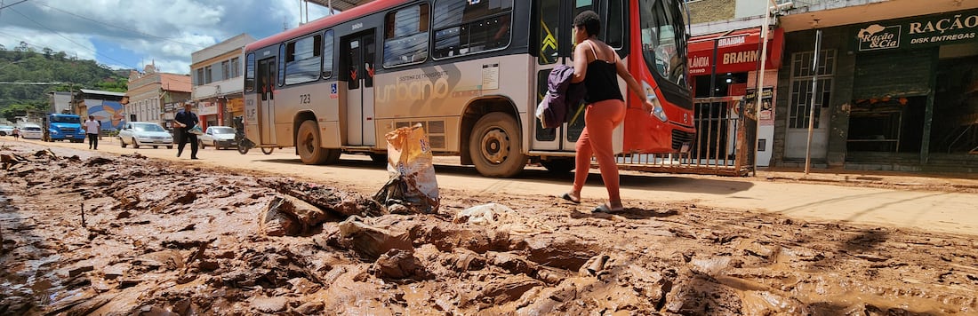 Lama toma conta de rua após enchente em Juiz de Fora (MG)