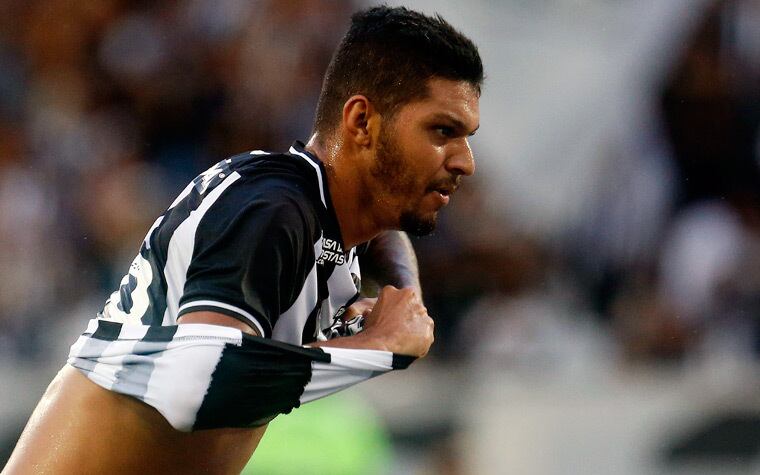 FECHADO - Nesta sexta-feira, o Porto anunciou a contratação do atacante Igor Cássio, que estava no Botafogo, que deve atuar a princípio no time B. Quem também está perto de ser anunciado pelo clube português é o lateral-esquerdo Hulk, ex-Atlético Mineiro.