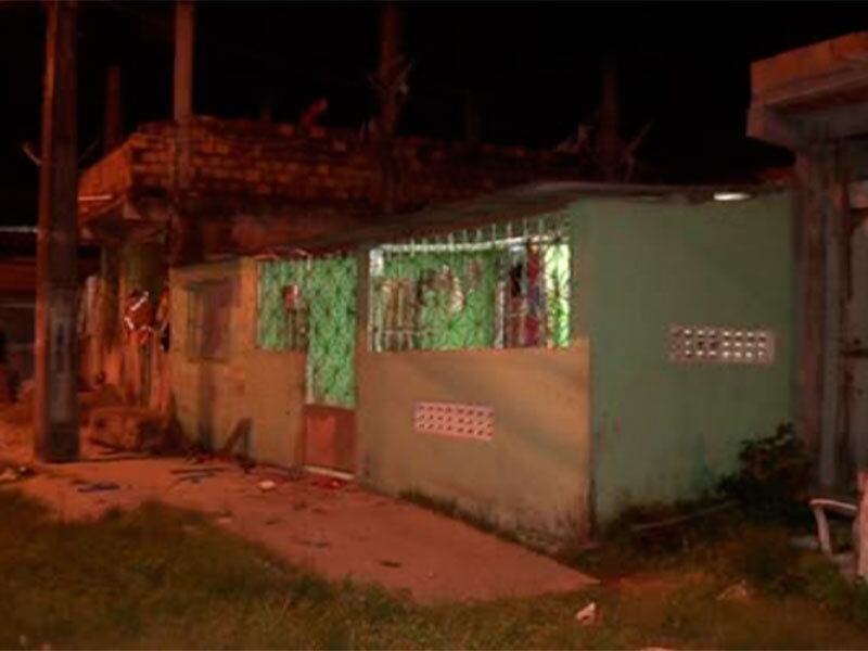 A testemunha disse ainda à polícia que o avô da garota, que foi identificada inicialmente como agressora, tentou acertar o pai da vítima com uma faca, mas o golpe acabou acertando o pescoço de Bruna



