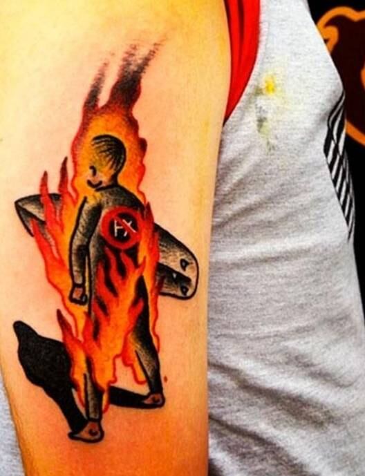 O que é isso?! Surfe em chamas? 