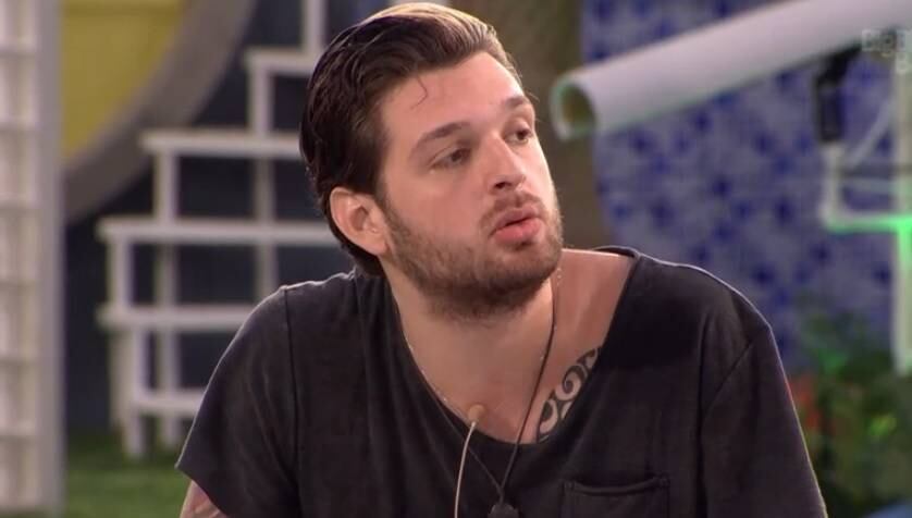 Cássio teve que responder a pergunta de Franciele sobre quem se achava o dono da verdade. O gaúcho não pensou duas vezes e acusou Roni de ser o mandão do BBB14