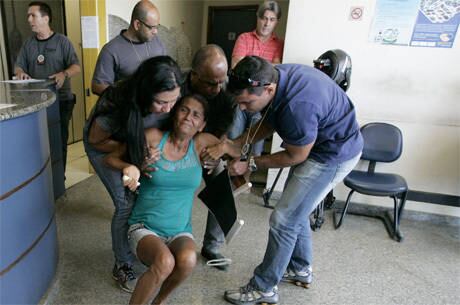 A mulher que perdeu o movimento da mão direita se emocionou ao rever o "médico" que a atendeu