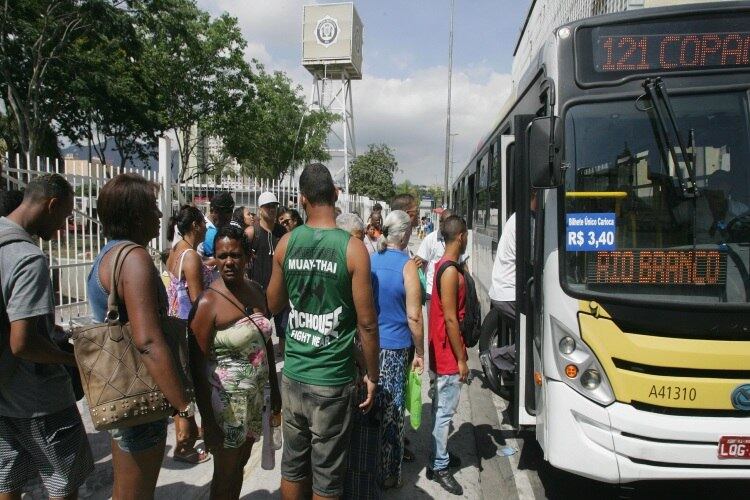 No Rio de Janeiro, as
tarifas dos transportes públicos foram as que mais pesaram no bolso.
O reajuste de mais
13% das tarifas de ônibus municipais virou polêmica e foi parar na Justiça. No
último sábado (3), o preço da passagem saltou de R$ 3 para R$ 3,40, e o
Ministério Público entrou com uma
ação para suspender o aumento.
No Distrito Federal, a população também pode sofrer com aumento no valor
da passagem do transporte coletivo por conta da crise nas contas públicas. O
Secretário de Mobilidade Urbana do Distrito Federal, Carlos Henrique Tomé,
afirmou que o aumento de tarifas está condicionado à
avaliação das contas do setor