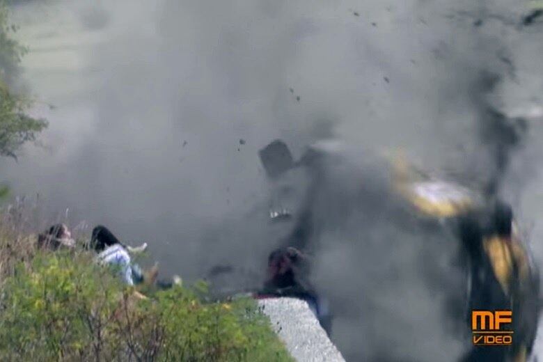 Imagina o que passou pela mente dessas almas? A mulher sentada tenta se proteger dos pedregulhos 

Saiba tudo sobre carros! Acesse www.r7.com/carros
