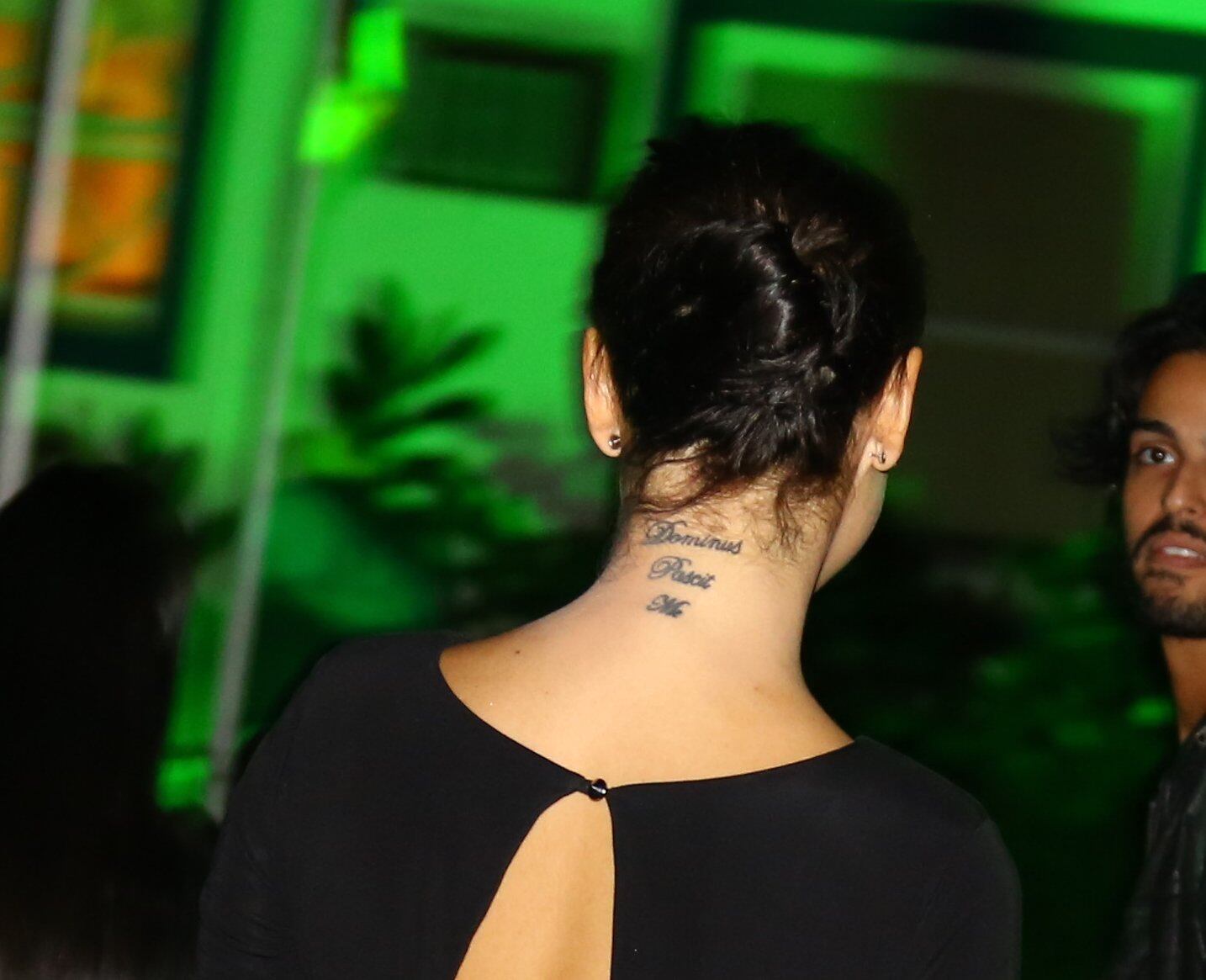 Detalhe da tatuagem da atriz