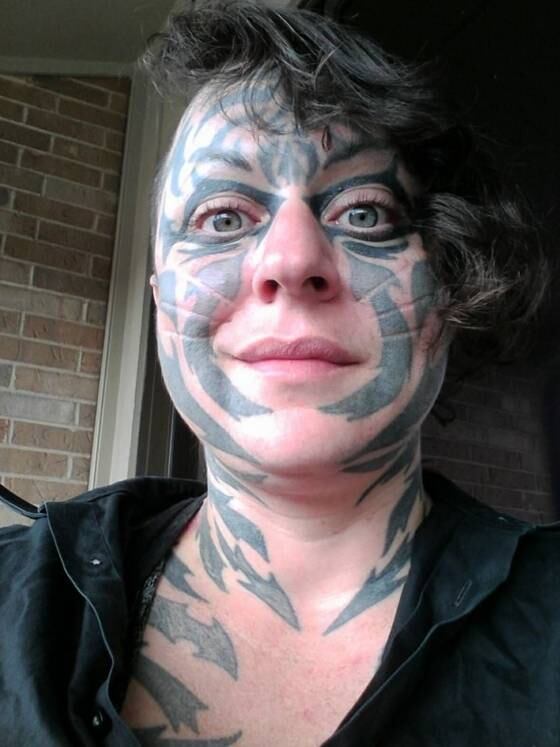 A aparência é estranha, mas, para Katzen Hobbes, cada listra no corpo é um sonho realizado! Ela é conhecida como mulher-tigre e, desde criança, sonha em ficar parecida com um