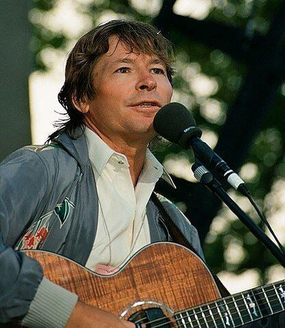 John Denver - O cantor e compositor americano, que se notabilizou pelo gênero country, tinha uma paixão além da música: voar. Por isso, aprendeu a pilotar e teve aviões.