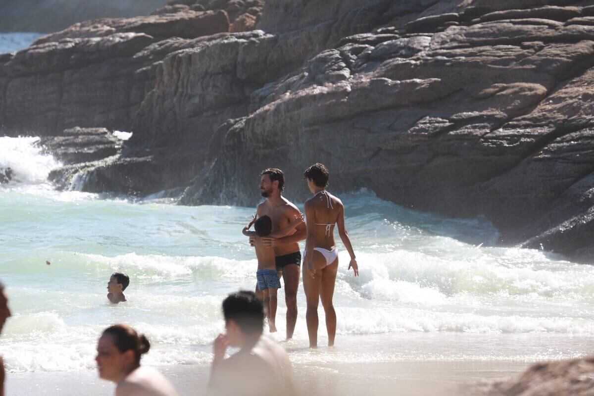 Sophie Charlotte e Daniel de Oliveira se divertem em praia com a família