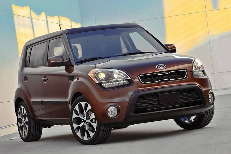 Com um visual descolado e interior espaçoso, o Kia Soul ganhou o público feminino por seus diversos mimos, que incluem câmera de ré para auxílio em manobras e câmbio automático. Outro ponto alto do utilitário é o design marcante — não podemos esquecer, mulheres adoram estar na moda! A nova geração chega este ano ao Brasil

Saiba tudo sobre carros! Acesse R7.com/carros