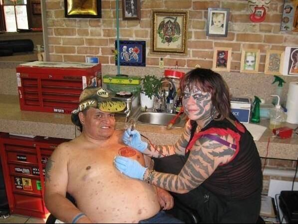 Katzen não teve muito trabalho na transformação. Ela é tatuadora na cidade de Austin, no Texas (EUA), e tem vários amigos no ramo