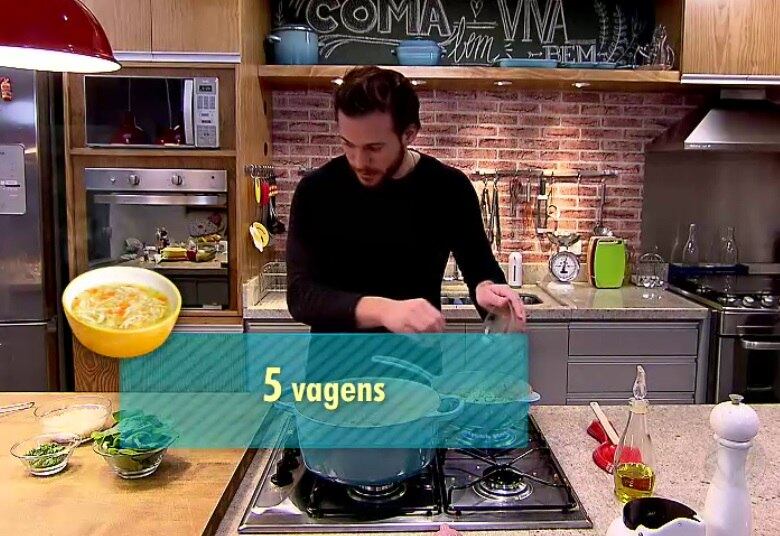 Finalize com a vagem, a couve-flor, as folhas de espinafre,
salsa e cebolinha

• Bolo bom e barato: aprenda a preparar essa delícia com apenas três ingredientes
