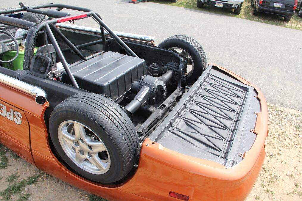 Ainda que o Camaro de corrida seja apenas uma "casca" o seu proprietário se deu ao trabalho de reproduzir diversos detalhes, como os pneus e rodas originais e o eixo traseiro