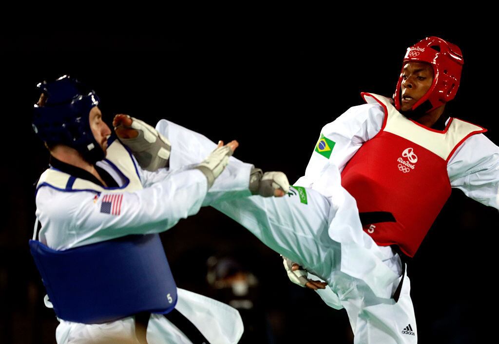 Trabalhou como ajudante de pedreiro e garçom para dar sustento a seus pais e irmãos. Mesmo assim, não deixou de lado o amor pelo Taekwondo. Começou a treinar em 2007 no Projeto Mestre Bento, que mais tarde o levaria para frequentar sua academia especializada
