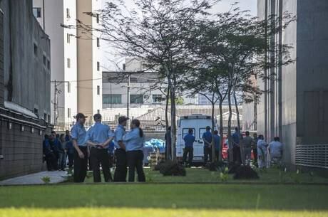 Movimentação em frente ao Fórum Trabalhista Ruy Barbosa após o homem se jogar do 14º andar com o filho de quatro anos