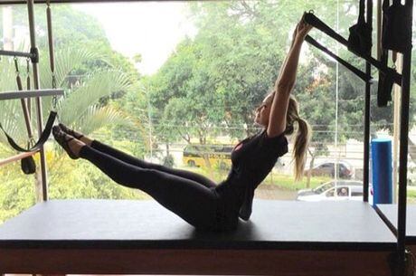 Ellen Roche postou foto praticando Pilates na manhã deste sábado (21)